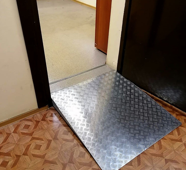 Перекатной пандус из рифленого алюминия Пандус через порог перекатной